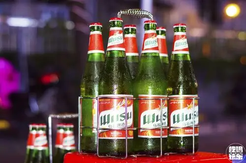 新疆专属的 乌苏啤酒,成了老马家烤肉的标配,大家都称它"夺命大乌