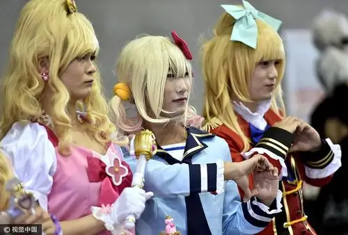 实拍广州动漫游戏展 coser男扮女装造型妖娆难辨雌雄