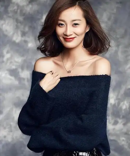 14岁上春晚改名4次都没红前男友花9亿娶了李小冉