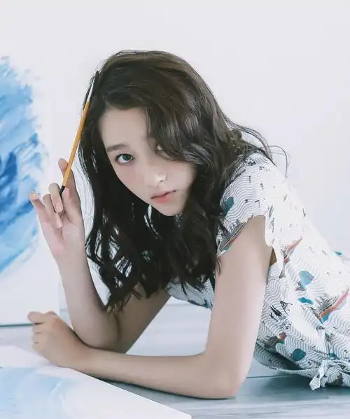 路人镜头之下的关晓彤,腿又细又直这身材太好了