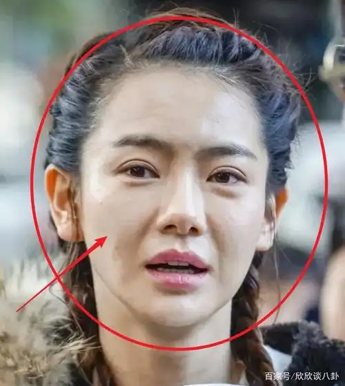 一组路人镜头下生图疯传,戚薇真实颜值藏不住,36岁素颜长这样?