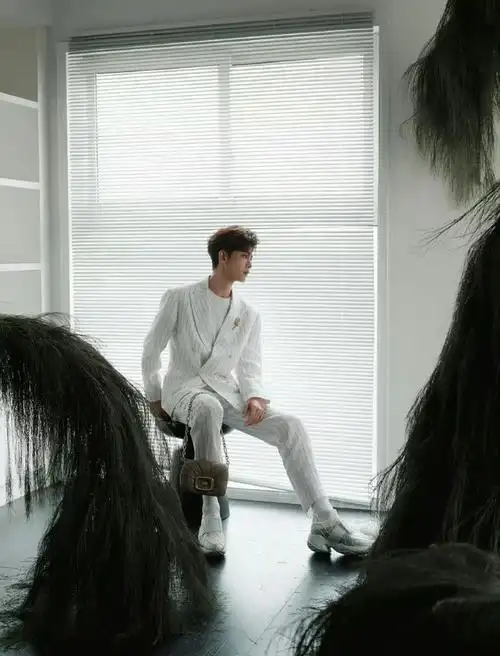 任嘉伦今日活动造型图