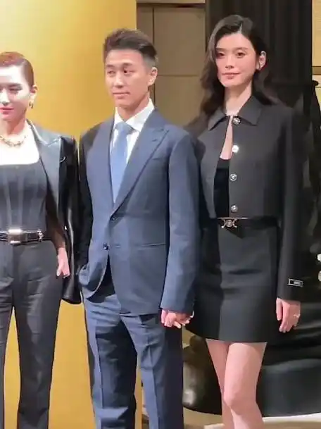 近日,某活动合影时,惊现身高差!|奚梦瑶|何猷君_新浪新闻