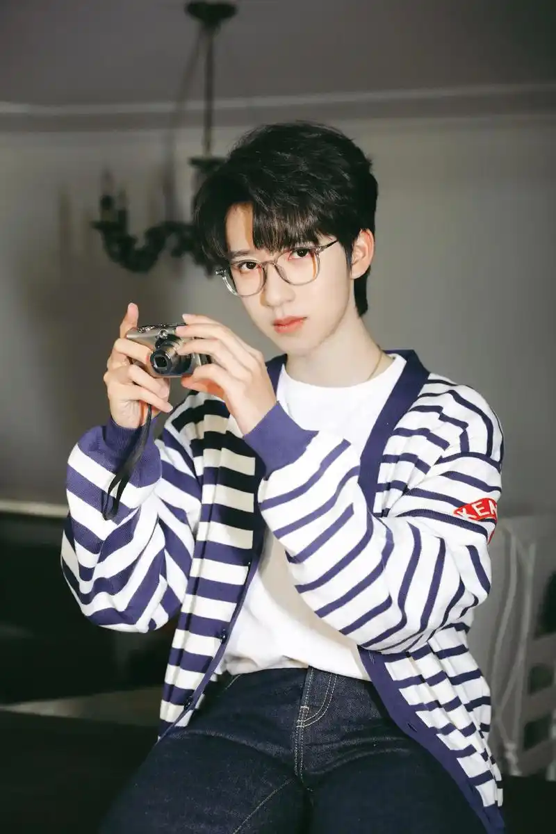 时代少年团贺峻霖壁纸哦#贺峻霖 #时代少年团 - 抖音