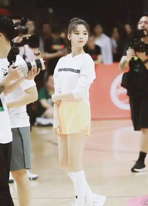 原创杨超越太少女了穿白色上衣橙色短裤合影篮球明星库里超可爱