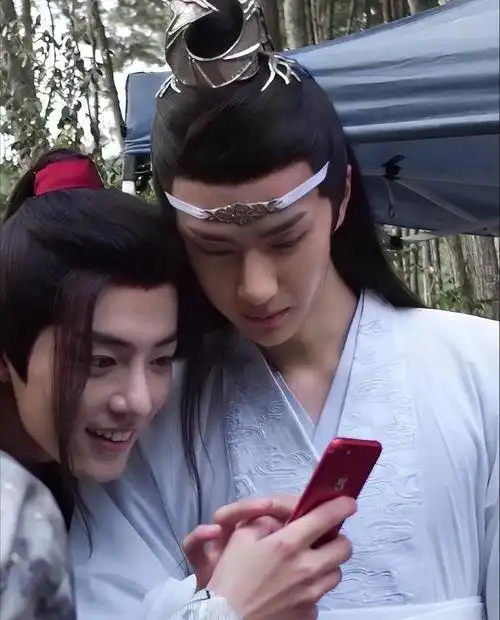 把32岁肖战跟26岁王一博放一起对比我才明白什么叫顶级骨相