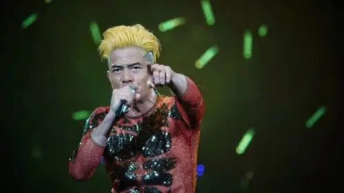 53岁郭富城染金毛金指甲拿奖活力四射不输年轻小伙