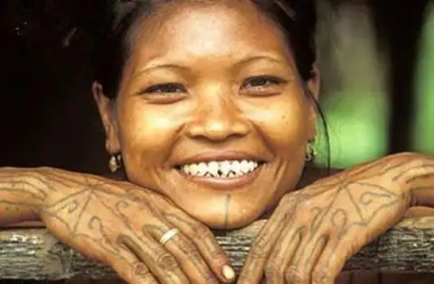 这里的男女都有一口尖牙 来到这个地方的人都必须将牙齿磨尖