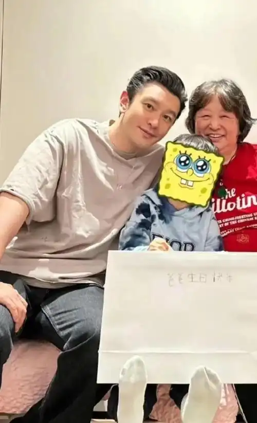 图中黄晓明一家三口团聚,一家三口其乐融融.