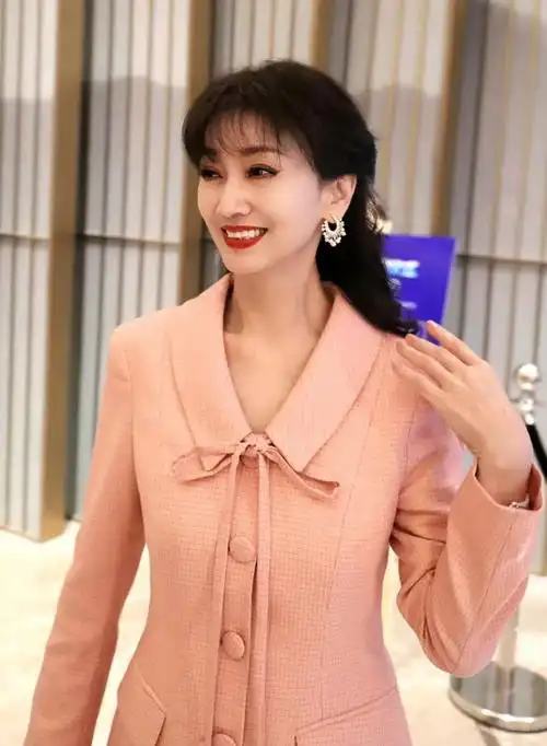 69岁赵雅芝好会穿一身粉色西装连衣裙清新精致又减龄