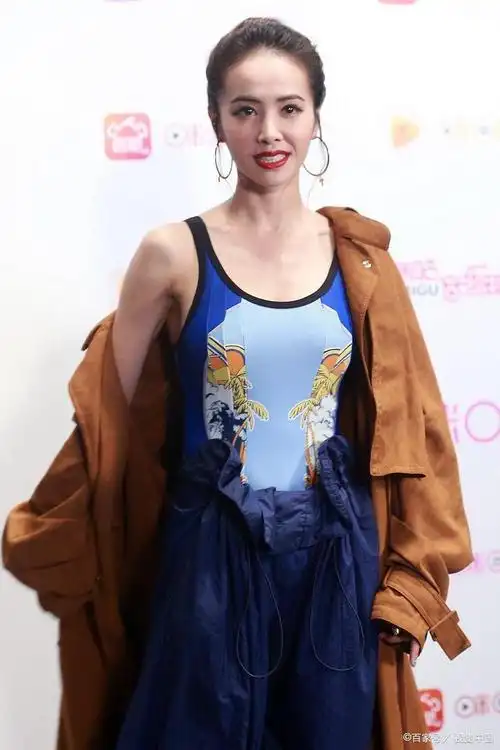 蔡依林穿衣真大胆黑纱透视衫搭白色内衣凹凸比例太撩人