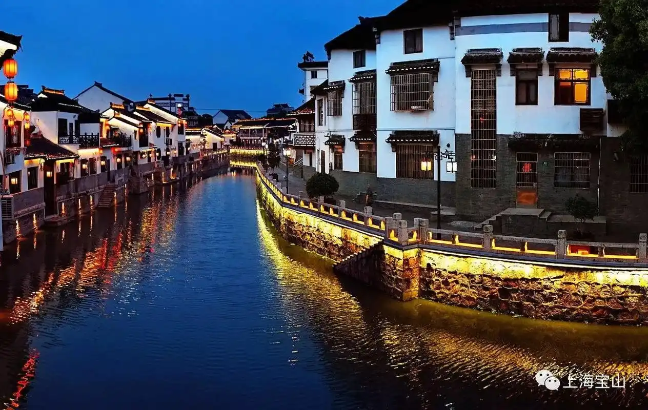 沿泗泾古镇老街,三座明清古建筑一字排开,最靠里面的为管氏宅.