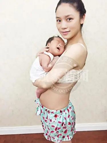 快女黄英晒"大尺度"孕照 纪念孕育过程