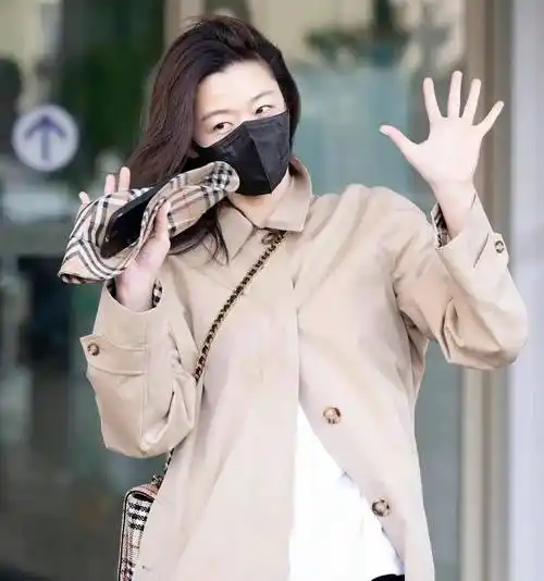 19日,亚洲女星全智贤从韩国仁川机场启程前往英国伦敦参加时装周,姐姐