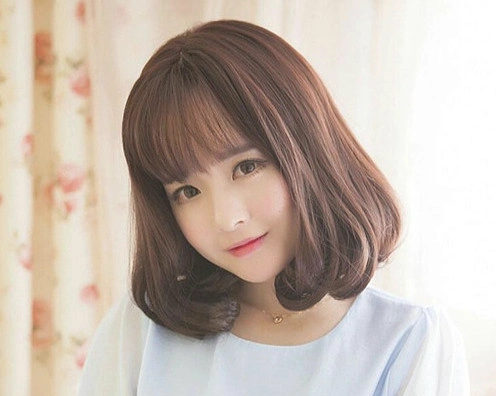 稍稍偏分的刘海造型给原本温柔的梨花头特色上再添了一股妩媚的轻熟女