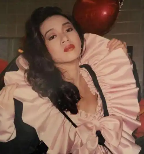 在梅艳芳葬礼上大闹丑闻天价拍卖女儿内衣如今梅母境况如何