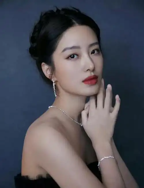 杨采钰,1992年9月28日出生于中国湖北省武汉市 ,中国内地影视女演员