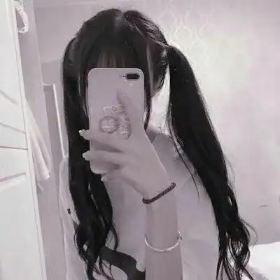 2021最火的可爱小女生拿手机头像