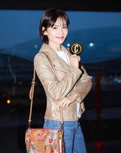 41岁的刘涛更美了!夹克配牛仔裤解锁新风格,换新发型美回了21岁