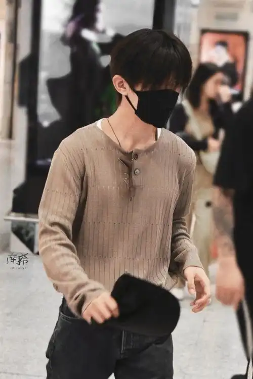 易烊千玺 米兰时装周##易烊千玺对比图##易烊千玺晚宴侧拍