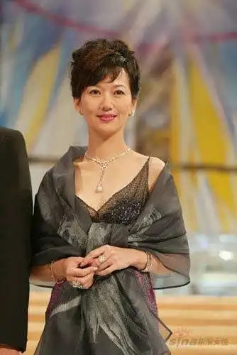 组图:赵雅芝年轻15岁的穿衣秘诀