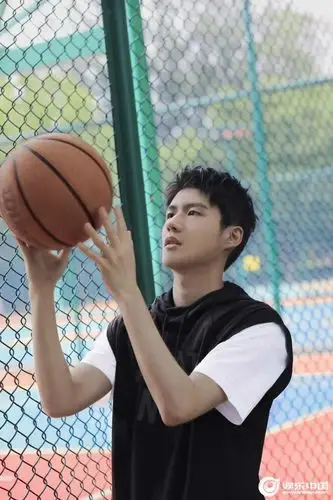王广源曝篮球写真 阳光活力运动少年