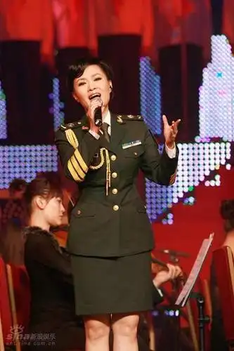 图文飞天奖获奖音乐会上演雷佳身着军装