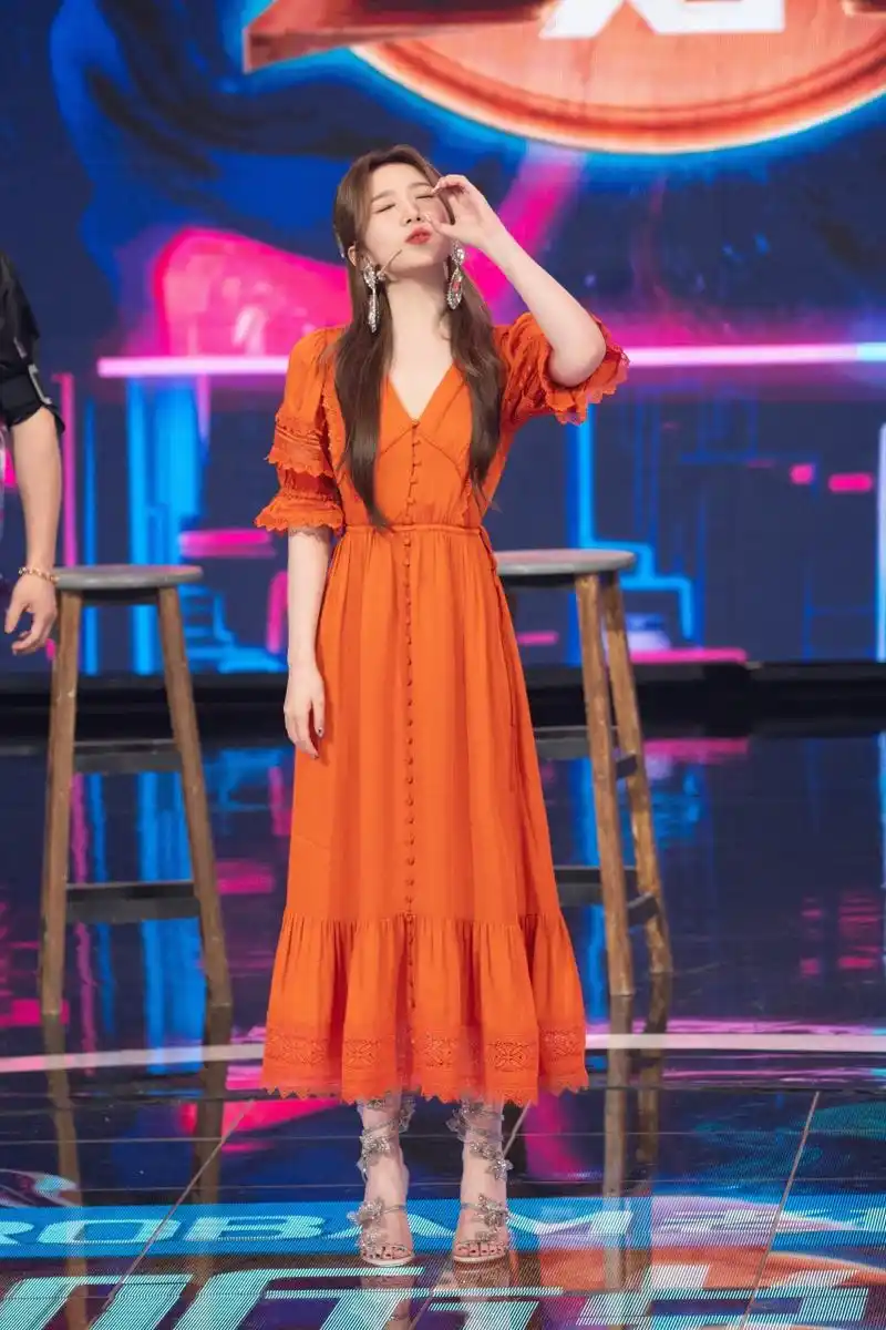 孟美岐 高跟凉鞋秀玉足