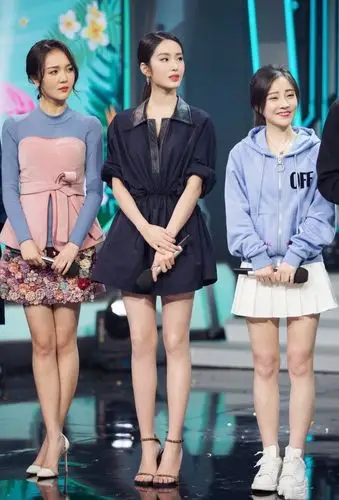 26岁冯提莫同框25岁杨采钰网友明星和网红的差距简直一目了然