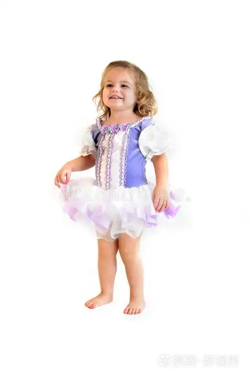 下载小样发票合同问题/举报像长发公主的小女孩,穿着针织连衣裙摆姿势