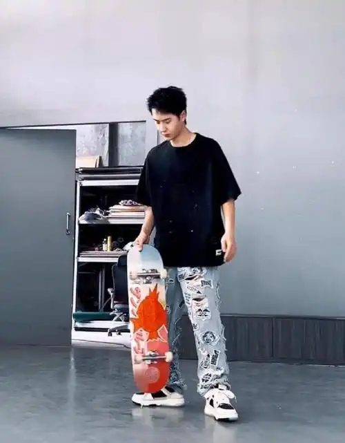 240219王一博2024龙年滑板开工粉丝齐声祝福继续起飞