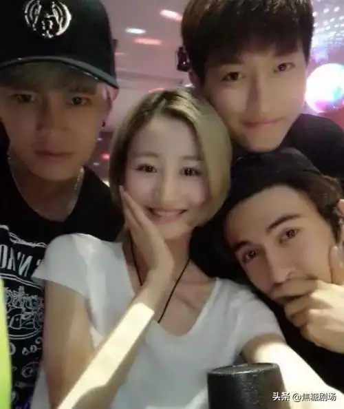 任嘉伦带老婆聚会照曝光,夫妻俩穿情侣装,聂欢长发披肩气质好