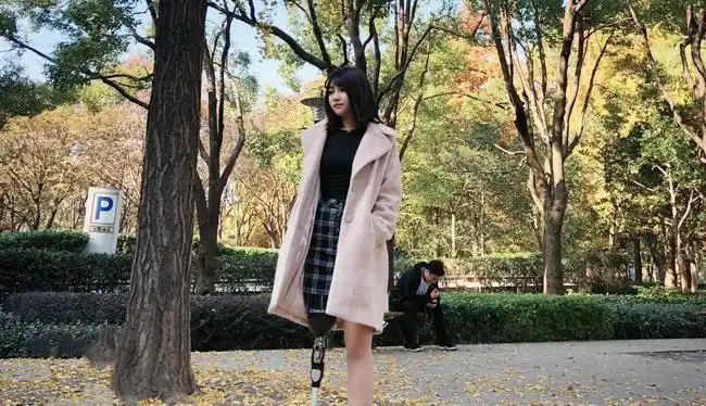 95后单腿女孩戴着金属假肢跳舞收获300万粉丝