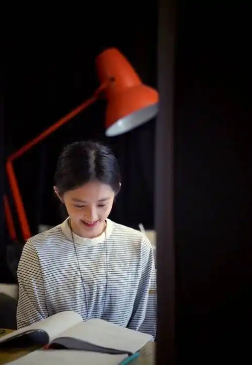 黄多多晒留学生活近照 同学关系融洽笑靥如花