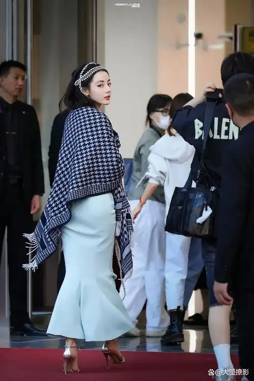 迪丽热巴今晚活动造型,身穿georges hobeika 2022春夏高级定制亮相