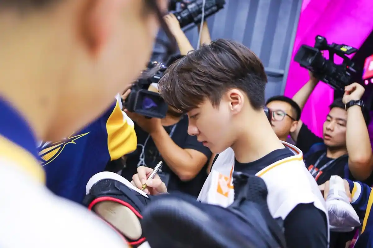 李易峰《这就是灌篮》暖心助力龙骑士 上场打球引期待