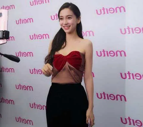 angelababy美拍直播不忘夸黄晓明 复古低胸亮相美图手机发布会