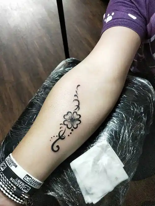 四叶草纹身男最近运气越来越不好,工作感情都受挫,今天去纹了个四叶草