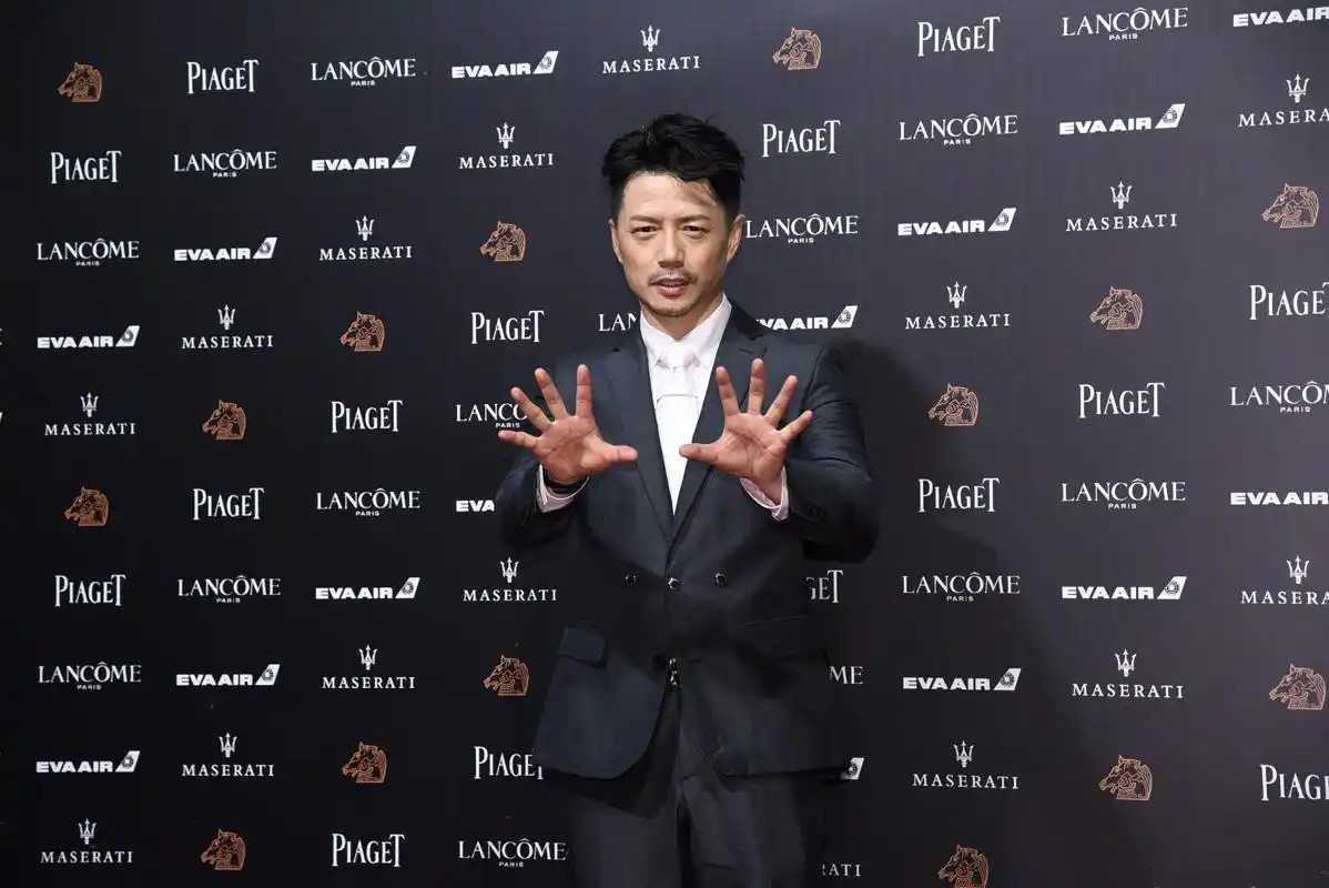 第55届金马奖#金马奖段奕宏,董越走上红毯,二人合作的《暴雪将至》