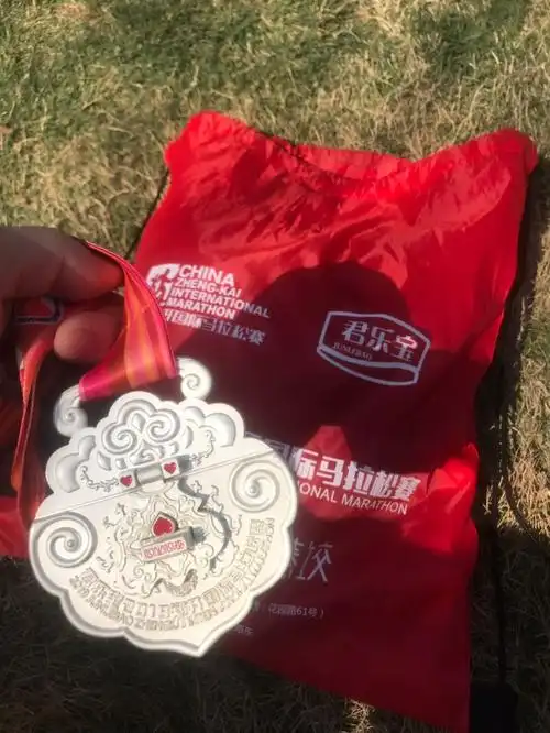 13届郑开马拉松半马奖牌,将会和明年的14届奖牌组合在一起代表一生