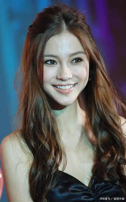 baby的嫩模时期大约是在2009年到2011年,当时她是一位18岁的青涩少女