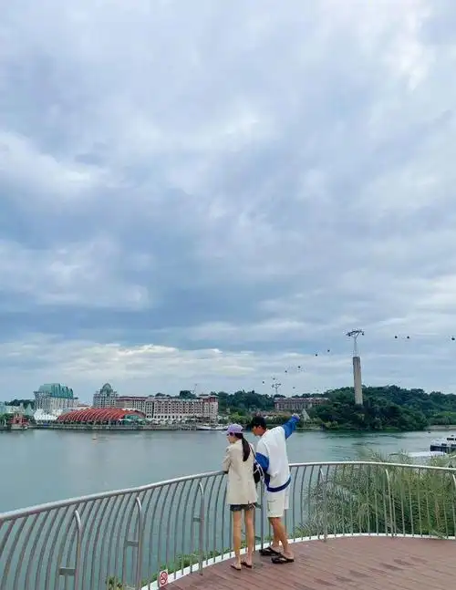 秋瓷炫于晓光七夕撒狗粮!两人合拍时尚大片,身体紧贴爱意满满