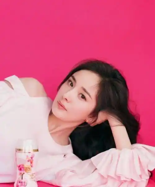 又被杨幂美了一次,穿开袖粉色裙甜美好看,气质也柔软了许多!