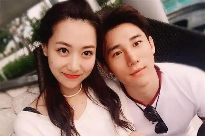 丁一一米八八的身高,小她两岁的年纪,加上粘人的性子,把白冰迷的晕头