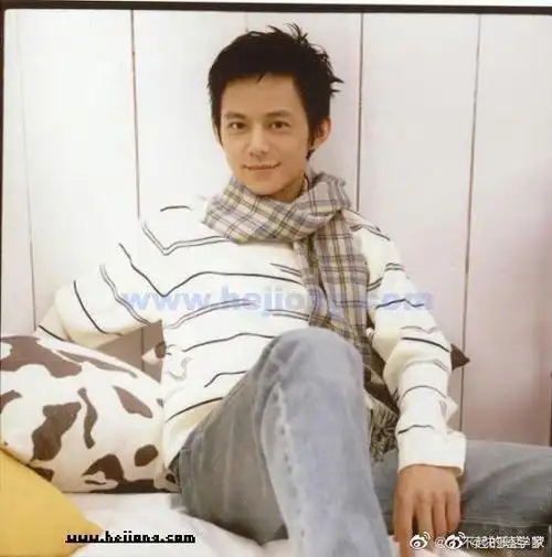 何炅年轻嫩照遭挖浓眉大眼瓜子脸帅翻网友真不愧是何美男