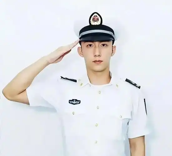 黄景瑜:在娱乐圈服兵役的男人参演多部军旅作品,军装非常帅