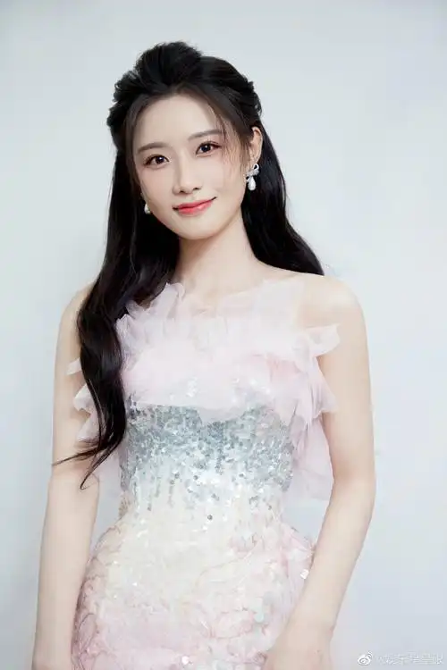 每次看到意涵@陈意涵estelle的舞台,都觉得好美好美梦幻感少女心迸镲