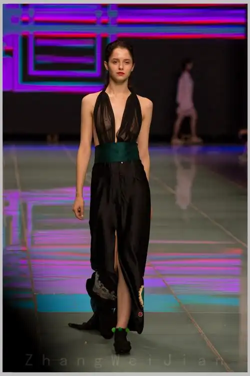 上海大学巴黎国际时装艺术学院2017届学生毕业秀上的外国模特
