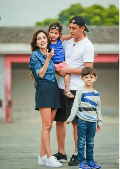 刘烨一家四口出游,妻子穿条纹衫后背稍弯,10岁儿子帅如小王子_穿着_一
