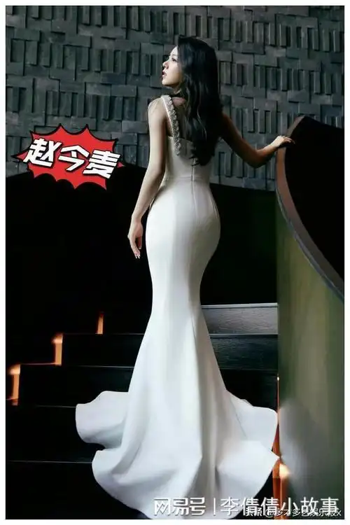 第三名:赵今麦李沁身着一身白色礼服,尽显高贵,曼妙的身材,搭配上迷人
